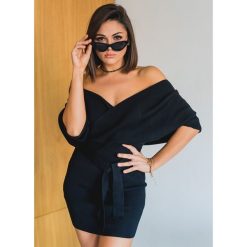 Sukienka Janette black - UNI. Czarne sukienki damskie Fanaberia.com, na randkę, bez wzorów, bez kołnierzyka, bez rękawów, kopertowe. Za 139,00 zł.