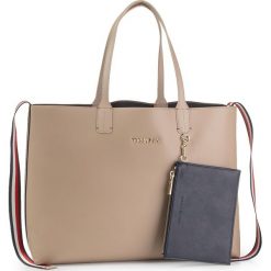 Torebka TOMMY HILFIGER - Iconic Tommy Tote Solid AW0AW07325 PC5. Brązowe torebki klasyczne damskie TOMMY HILFIGER, bez wzorów, ze skóry ekologicznej, klasyczne, na ramię, bez dodatków. Za 579,00 zł.