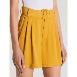 Szorty high waist z paskiem - Żółty. Żółte szorty damskie Cropp, bez wzorów, z podwyższonym stanem. Za 69,99 zł.