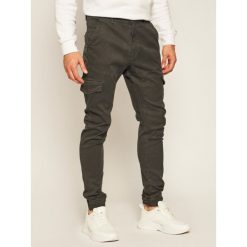 Joggery Guess New Kombat M0YB17 WD2D1. Zielone jeansy męskie Guess, m, z aplikacjami. Za 419,00 zł.