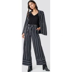 NA-KD Classic Szerokie spodnie w paski - Blue. Niebieskie spodnie damskie NA-KD Classic, z podwyższonym stanem. Za 161,95 zł.