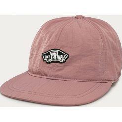 Vans - Czapka. Różowe czapki damskie Vans, z aplikacjami, z tkaniny. W wyprzedaży za 119,90 zł.