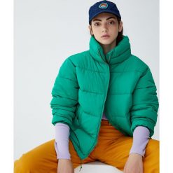 Pikowana kurtka z wysokim kołnierzem. Zielone kurtki damskie Pull&Bear, bez wzorów, bez kaptura. Za 139,00 zł.