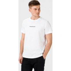 Calvin Klein Instit Chest Koszulka Biały. Białe podkoszulki męskie Calvin Klein, xxl, z haftami, z bawełny, bez kołnierzyka, z krótkim rękawem, krótkie. Za 152,95 zł.
