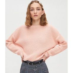 Sweter z dekoltem w serek - Różowy. Różowe swetry damskie Cropp, s, bez wzorów, bez rękawów, bez kaptura. W wyprzedaży za 48,99 zł.