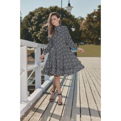 Wyjątkowa sukienka z efektownym wykończeniem kropki VERA. Żółte długie sukienki damskie marki Lemoniade, na jesień, z nadrukiem, z materiału, ze stójką, z długim rękawem, długie. Za 249,90 zł.
