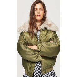 Krótka kurtka z futrzanym kołnierzem - Khaki. Brązowe kurtki damskie Cropp, l, z futra. W wyprzedaży za 129,99 zł.
