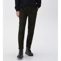 Spodnie carrot - Khaki. Brązowe spodnie męskie House, s, bez wzorów. Za 129,99 zł.