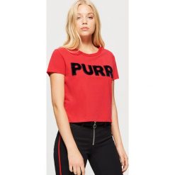 Koszulka z napisem - Czerwony. Czerwone t-shirty damskie Cropp, s, z napisami, bez kołnierzyka, bez rękawów. Za 29,99 zł.
