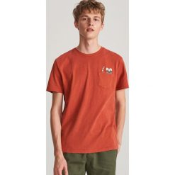 T-shirt z kieszenią - Khaki. Brązowe t-shirty męskie Reserved, s, bez wzorów, bez kołnierzyka. Za 49,99 zł.
