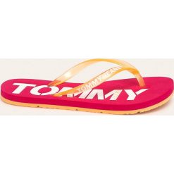 Tommy Jeans - Japonki. Niebieskie klapki damskie Tommy Jeans, bez wzorów, z jeansu, bez obcasa, na obcasie. Za 139,90 zł.
