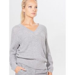 Sweter oversize z warkoczowym splotem - Jasny szary. Szare swetry damskie Mohito, xl, bez wzorów, ze splotem, bez rękawów, bez kaptura. W wyprzedaży za 59,99 zł.