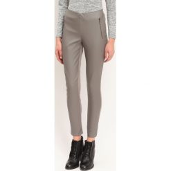 LEGGINSY DAMSKIE. Szare legginsy marki Top Secret. W wyprzedaży za 59,99 zł.