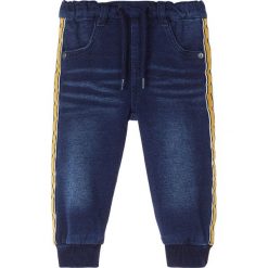 Spodnie dresowe "Romeo" w kolorze granatowym. Niebieskie spodnie niemowlęce name it boys, w paski, z bawełny. W wyprzedaży za 52,95 zł.