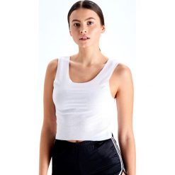 Prążkowany top na ramiączkach - Biały. Białe topy damskie Cropp, s, bez wzorów, prążkowane, bez kołnierzyka. Za 24,99 zł.