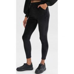 Czarne Spodnie Phissea. Czarne spodnie damskie Born2be, s, bez wzorów, z tkaniny. Za 59,99 zł.