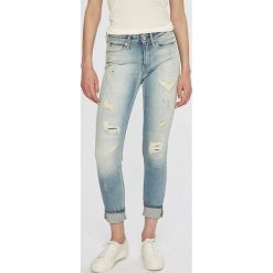 Calvin Klein Jeans - Jeansy CKJ 011. Niebieskie jeansy damskie skinny marki Calvin Klein Jeans, z elastanu. W wyprzedaży za 449,90 zł.
