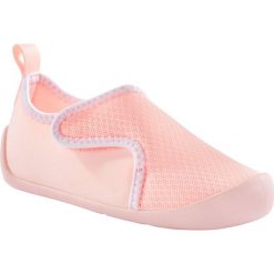 Buty 110 dla maluchów. Czarne buciki niemowlęce DOMYOS, z poliesteru, bez zapięcia. Za 34,99 zł.