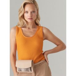 Prążkowany top - Pomarańczowy. Pomarańczowe topy damskie Mohito, s, bez wzorów, prążkowane, bez kołnierzyka. W wyprzedaży za 39,99 zł.