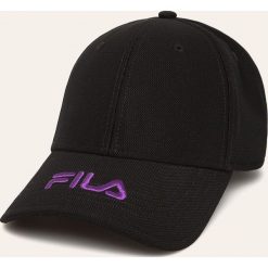 Fila - Czapka. Białe czapki damskie Fila, z haftami, z elastanu. Za 149,90 zł.