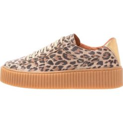 Cream KATE LEOPARD SNEAKER Sneakersy niskie brown. Pomarańczowe trampki i tenisówki damskie marki Cream, ze skóry. Za 589,00 zł.