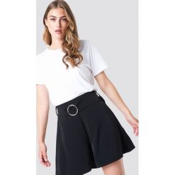 Trendyol Szorty z paskiem - Black. Czarne szorty damskie Trendyol, w paski. W wyprzedaży za 56,67 zł.