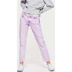 Jeansy high waist - Fioletowy. Fioletowe spodnie damskie z wysokim stanem marki Cropp, z podwyższonym stanem. W wyprzedaży za 49,99 zł.