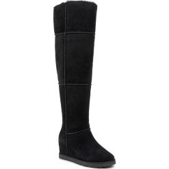 Muszkieterki UGG - W Classic Femme Otk 1104610 Blk. Czarne kozaki damskie Ugg, z wełny, bez obcasa, na obcasie, bez zapięcia. Za 1299,00 zł.