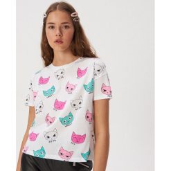 Koszulka w kolorowe koty - Biały. Białe koszulki damskie Sinsay, s, bez wzorów, bez kołnierzyka, bez rękawów. Za 24,99 zł.