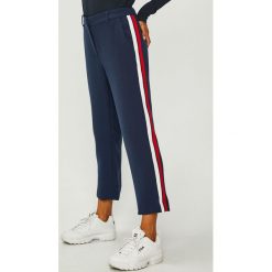 Tommy Jeans - Spodnie. Niebieskie jeansy damskie marki Tommy Jeans, z elastanu, z podwyższonym stanem. W wyprzedaży za 239,90 zł.