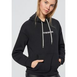 Bluza z napisem - Czarny. Czarne bluzy męskie rozpinane marki Cropp, s, z napisami. Za 79,99 zł.