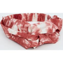 Opaska tie-dye. Różowe ozdoby do włosów marki Pull&Bear. Za 29,90 zł.