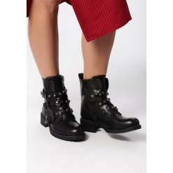 Czarne Botki North Dakota. Czarne botki damskie Born2be, z okrągłym noskiem, przed kolano, na wysokim obcasie, na płaskiej podeszwie, z paskami. Za 129,99 zł.