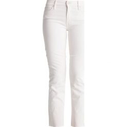 Mother RASCAL Jeansy Slim Fit whipping the cream. Białe jeansy damskie relaxed fit marki Mother, z bawełny. W wyprzedaży za 929,25 zł.