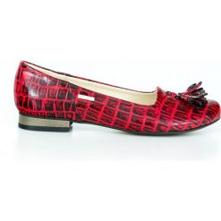 Baleriny z frędzlem - skóra naturalna - model 009 - kolor czerwono czarny krokodyl. Czerwone baleriny damskie Zapato, bez wzorów, ze skóry, eleganckie, na niskim obcasie, na obcasie. W wyprzedaży za 179,40 zł.