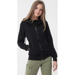 Czarna Bluza Madeleine. Czarne bluzy damskie Born2be, s, bez wzorów, bez rękawów, długie, z kapturem. Za 69,99 zł.