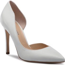 Szpilki SOLO FEMME - 34278-A8-H52/000-04-00 Biały. Białe półbuty damskie Solo Femme, bez wzorów, ze skóry, bez obcasa, na obcasie, bez zapięcia. W wyprzedaży za 239,00 zł.