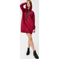 Sukienka dresowa z aplikacją. Różowe sukienki damskie Moodo, xl, z aplikacjami, z dresówki, bez kołnierzyka, bez rękawów. Za 49,99 zł.