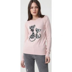 Różowy Sweter Bowers. Różowe swetry damskie Born2be, s, z aplikacjami, klasyczne, z długim rękawem, długie, bez kaptura. Za 89,99 zł.