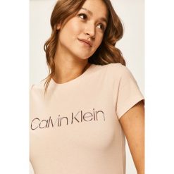 Calvin Klein - T-shirt. Różowe bluzki damskie Calvin Klein, s, z nadrukiem, z bawełny, casualowe, z okrągłym kołnierzem, z krótkim rękawem. Za 179,90 zł.