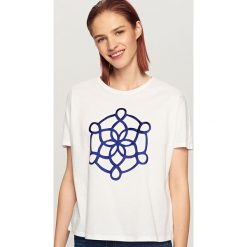 T-shirt z ozdobnym dekoltem - Biały. Białe t-shirty damskie marki Reserved, l. W wyprzedaży za 19,99 zł.