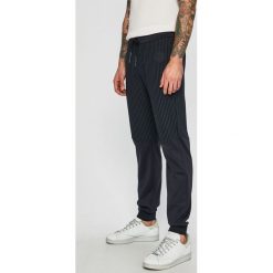 Armani Exchange - Spodnie. Niebieskie spodnie męskie Armani Exchange, na co dzień, m, bez wzorów, z elastanu, casualowe. W wyprzedaży za 359,90 zł.
