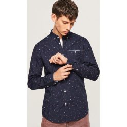 Koszula slim fit w drobny wzór - Czerwony. Czerwone koszule męskie slim marki Reserved, s. Za 89,99 zł.