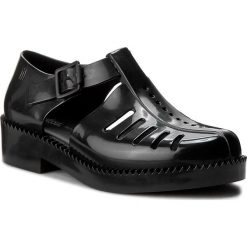 Półbuty MELISSA - Aranha 79 16 Ad 31902 Black 01003. Czarne półbuty damskie Melissa, na co dzień, bez wzorów, z tworzywa sztucznego, bez obcasa, na płaskiej podeszwie, bez zapięcia. W wyprzedaży za 199,00 zł.