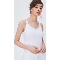 Gładki top basic - Biały. Białe topy damskie Sinsay, s, bez wzorów, bez kołnierzyka. Za 14,99 zł.