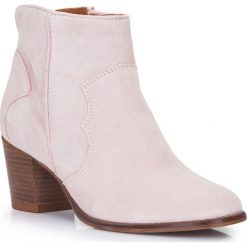 Buty damskie. Różowe kozaki damskie Wittchen, ze skóry, klasyczne, bez obcasa, na obcasie, bez zapięcia. W wyprzedaży za 349,90 zł.