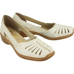 RIEKER 413X9-80 weiss, półbuty damskie. Sandały damskie Rieker, bez wzorów, ze skóry, bez obcasa, bez zapięcia. Za 249,90 zł.