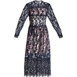 Miss Selfridge Suknia balowa navy. Niebieskie sukienki damskie marki Miss Selfridge, bez wzorów, z materiału, wizytowe, bez kołnierzyka, bez rękawów. W wyprzedaży za 395,45 zł.