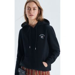 Bluza hoodie z kapturem - Czarny. Czarne bluzy damskie Cropp, s, bez wzorów, bez rękawów, z kapturem. Za 79,99 zł.