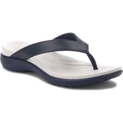 Japonki CROCS - Capri V Flip W 202502 Navy/Pearl White. Niebieskie klapki damskie Crocs, bez wzorów, ze skóry ekologicznej, bez obcasa. W wyprzedaży za 149,00 zł.